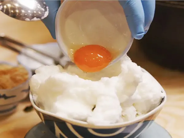 メレンゲの上にタマゴの黄身をのせる