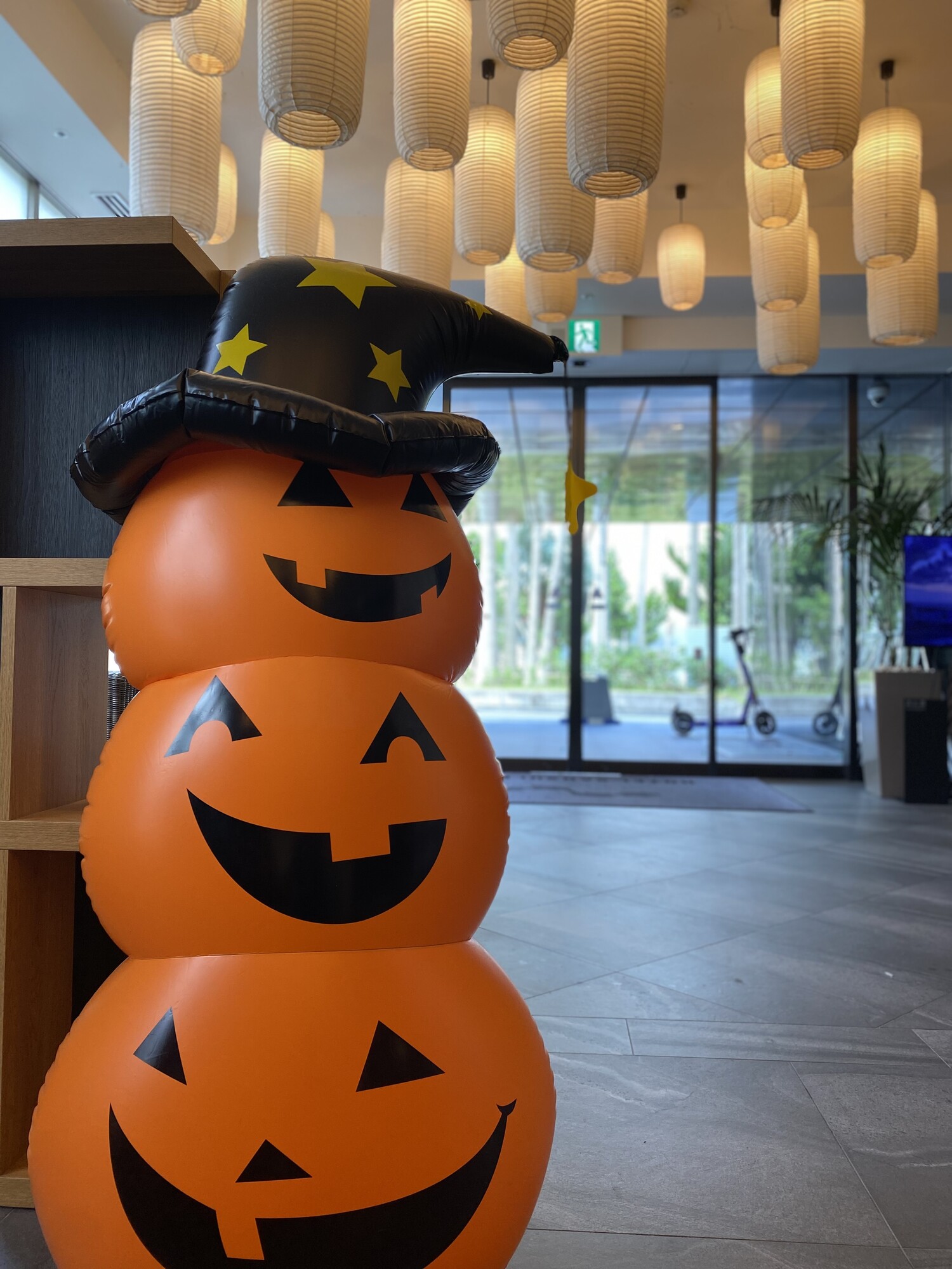 こんにちは！


宿泊部です。

Happy Halloween ！！皆様いかがお過ごしでしょうか。

沖縄も朝夕だいぶ涼しい風を感じるようになり、1年で一番過ごしやすい季節になりました。
2023年も残すところあと2ヵ月となり、まつりや運動会など、各地でいろいろなイベントで盛り上がりも感じる中、年末にかけて忘年会、クリスマスなど忙しくなっていきますね。

職場の仲間と14FのBARで仕事帰りに一杯🍻
仕事でお疲れの身体を労りで温泉、サウナで一汗かいても良し♨
休日でもお仕事前の力づけに朝食でエネルギー注入もあり🍴
ファミリーや、仲間、もちろんお一人様でもお部屋でまったりでも良し🛏

少しでも皆様の癒しのお時間のお手伝いが出来ればと思います。

HOTEL SANSUI NAHAはいつでも皆様をお待ちしております！！




