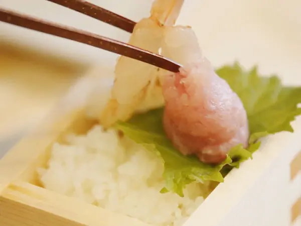 エビや刺身を盛り付ける