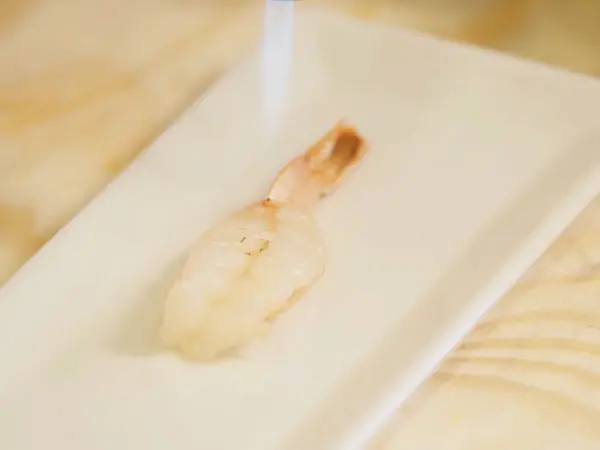 エビを炙る