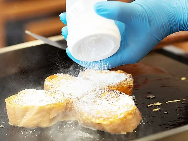 1日漬け込んだパンを焼き砂糖をふりかける